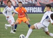 爱游戏-山东鲁能队在比赛中传球精准，成功绕过对手防线得分