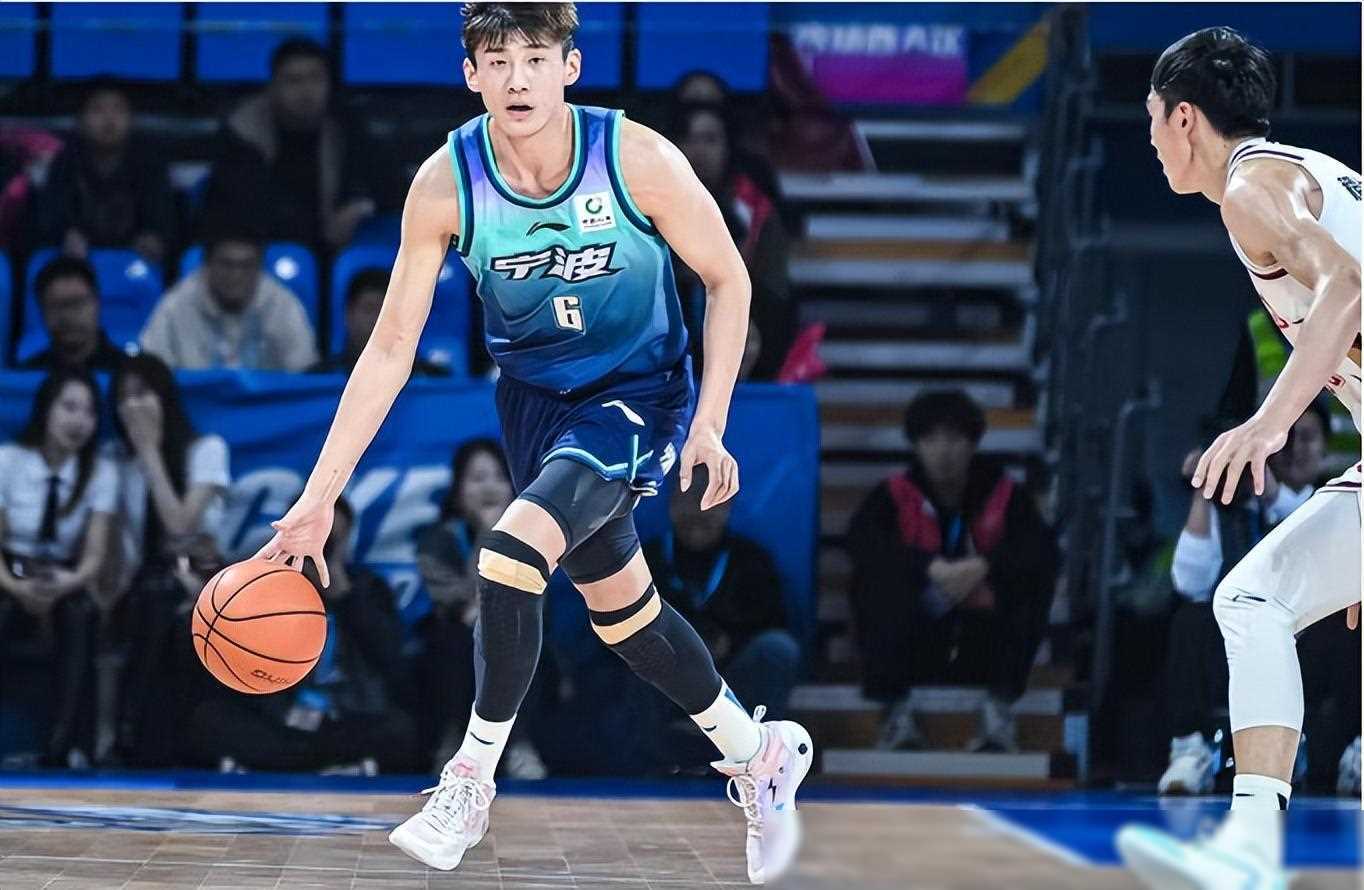 四川男篮在比赛中挺身而出，最终赢得胜利