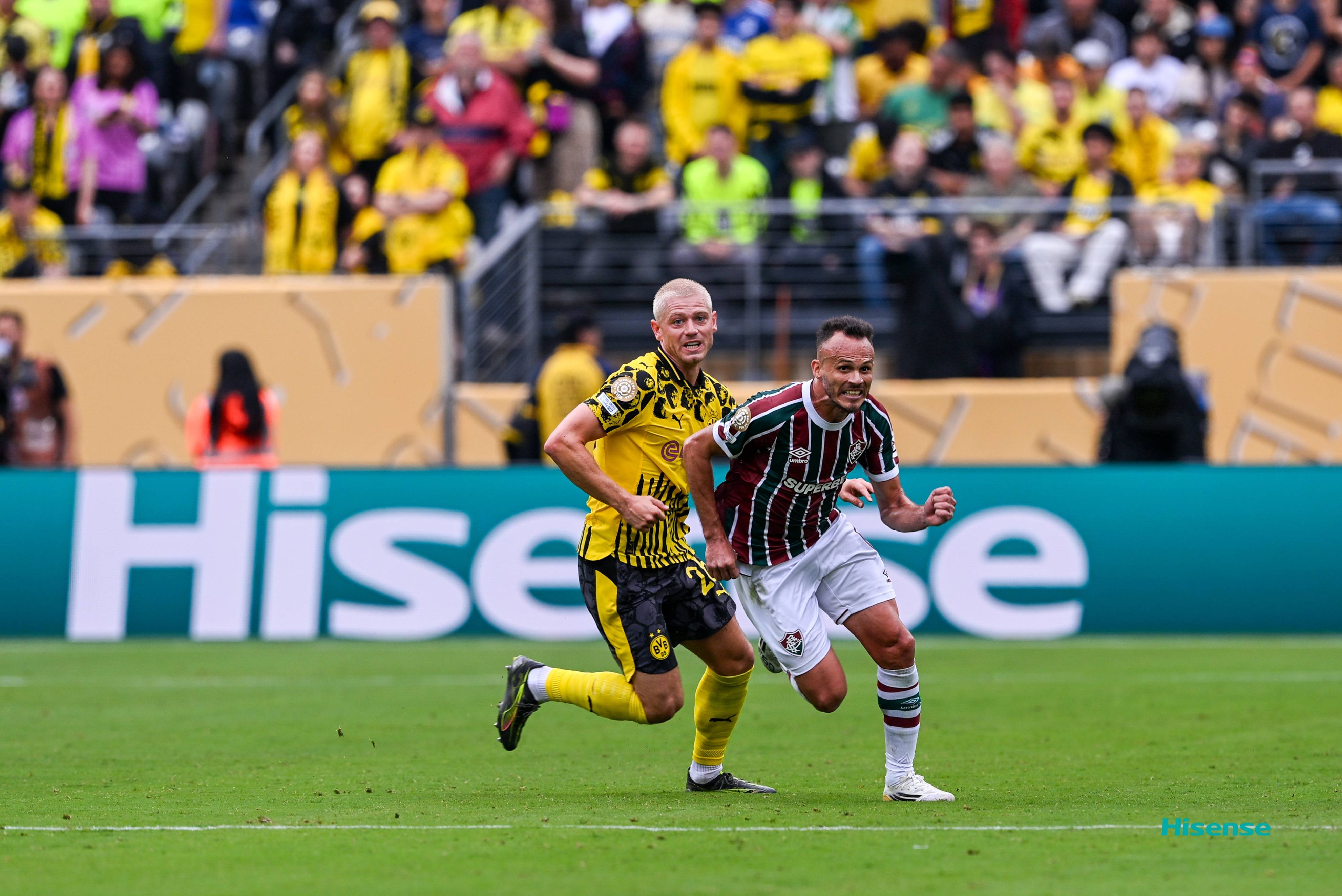 比赛中球员表现出色，赢得教练队友赞誉