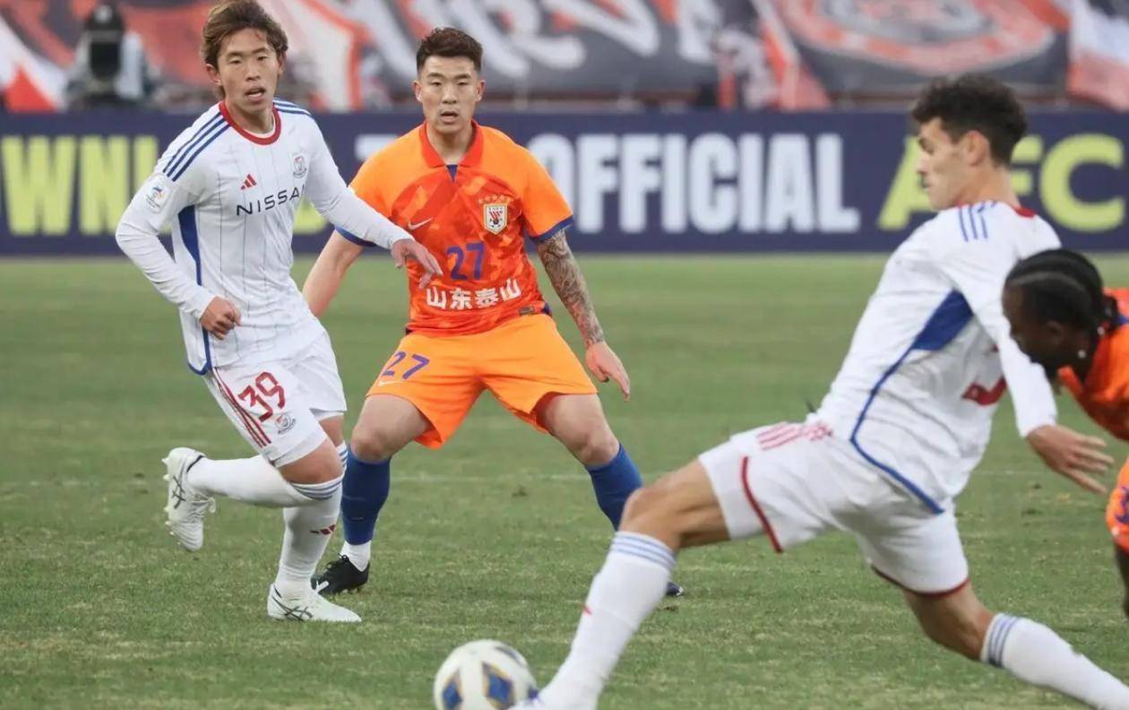 山东鲁能队在比赛中传球精准，成功绕过对手防线得分