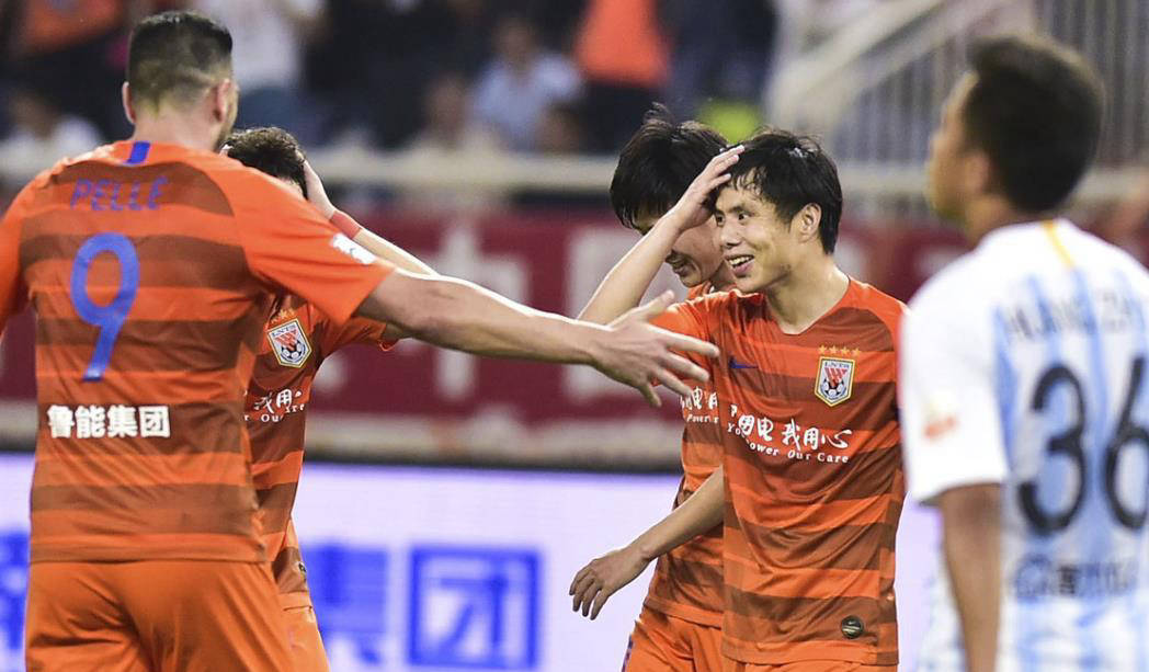 山东鲁能队在比赛中传球精准，成功绕过对手防线得分