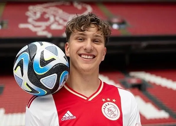 阿贾克斯前锋在比赛中获得进球王