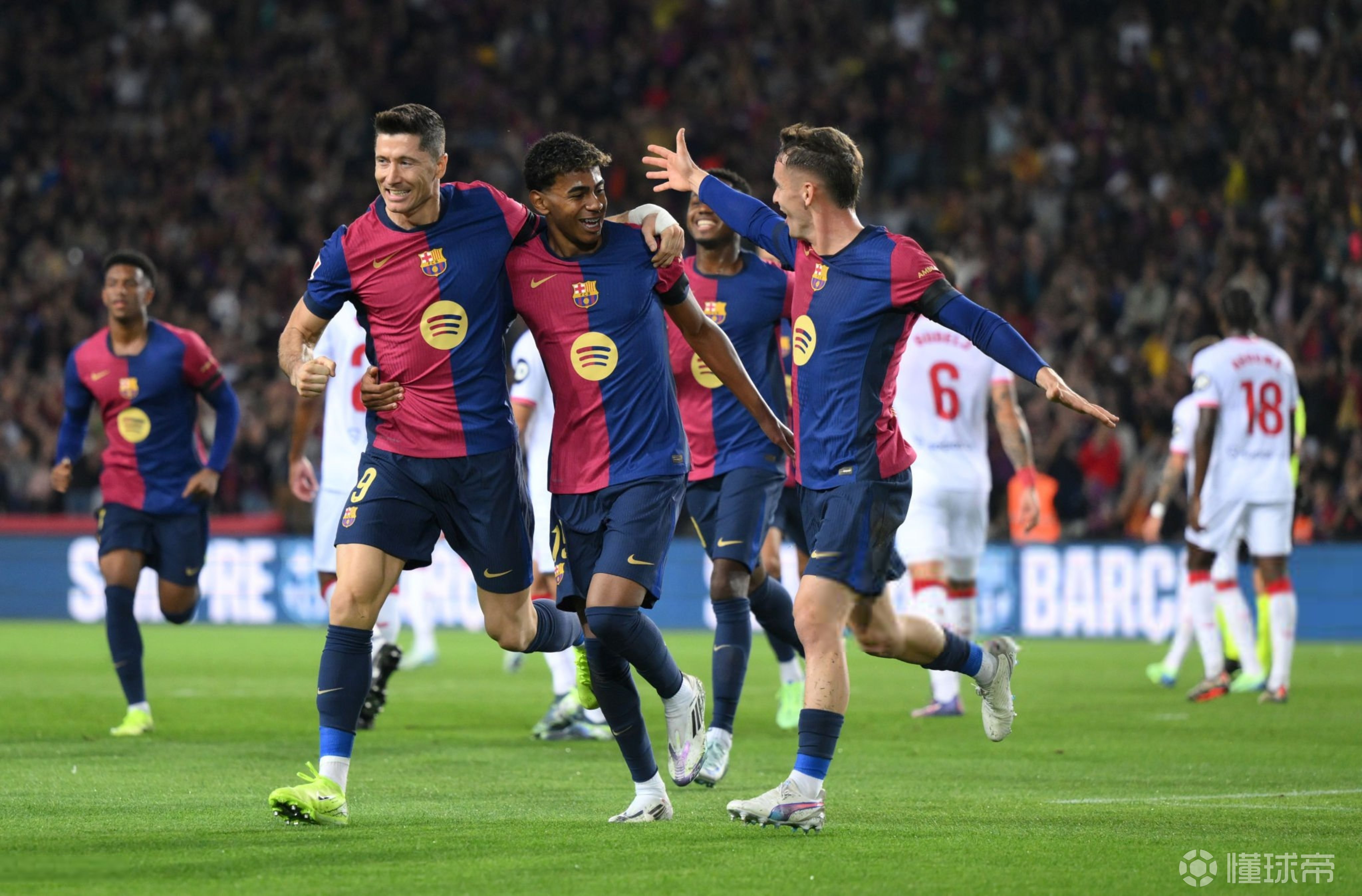包含巴萨主场告捷，继续领跑西甲积分榜的词条