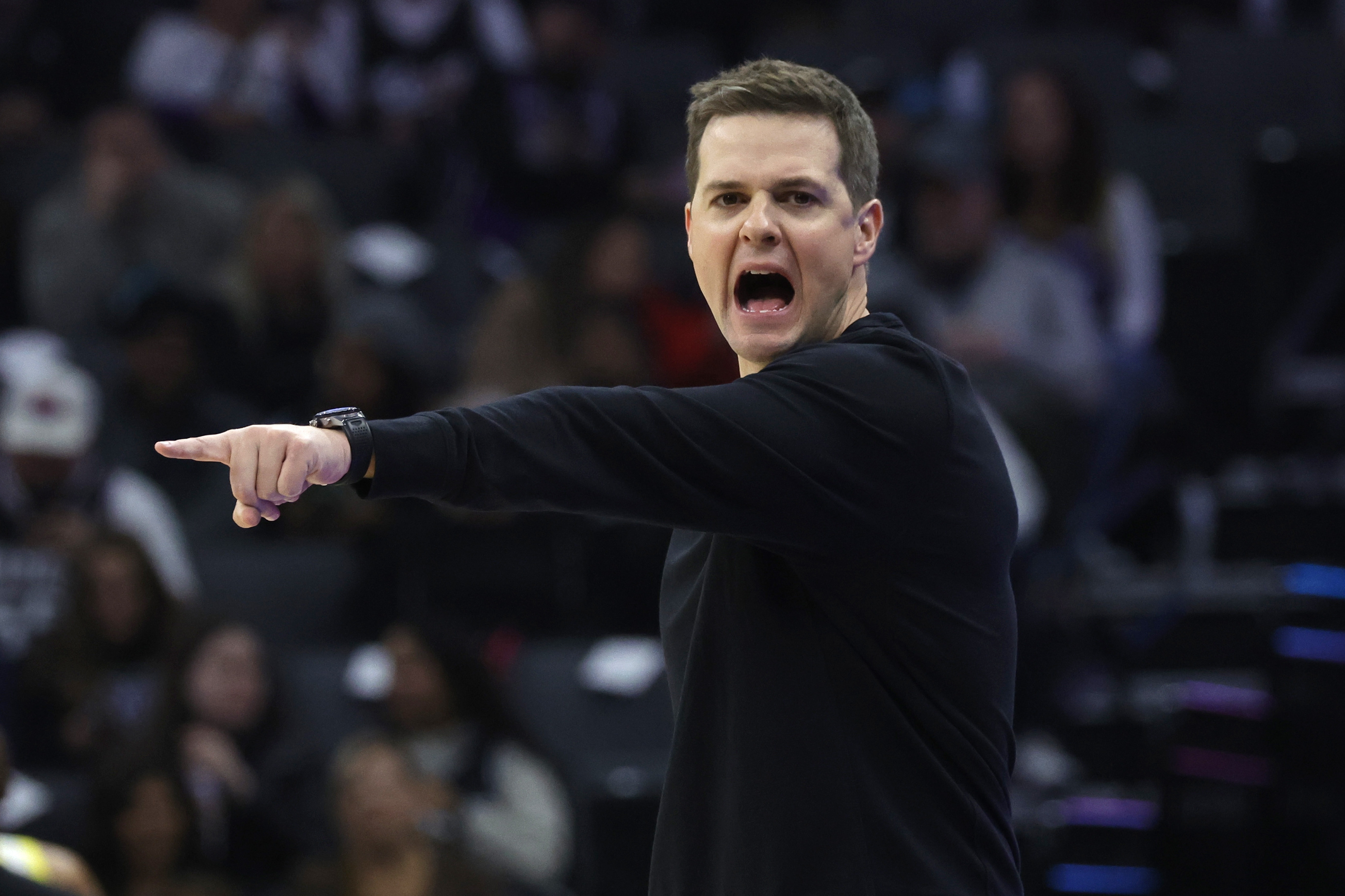 包含爵士惨遭太阳逆转，失去主场优势的词条