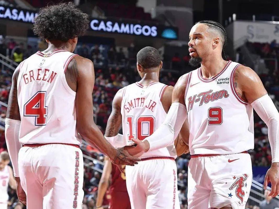 马刺队再胜火箭保持连胜