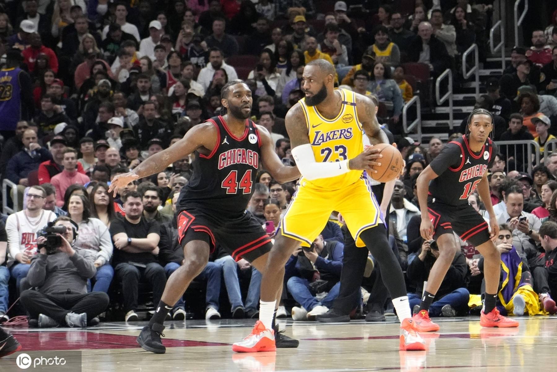 湖人逆转篮网，詹姆斯关键绝杀的简单介绍