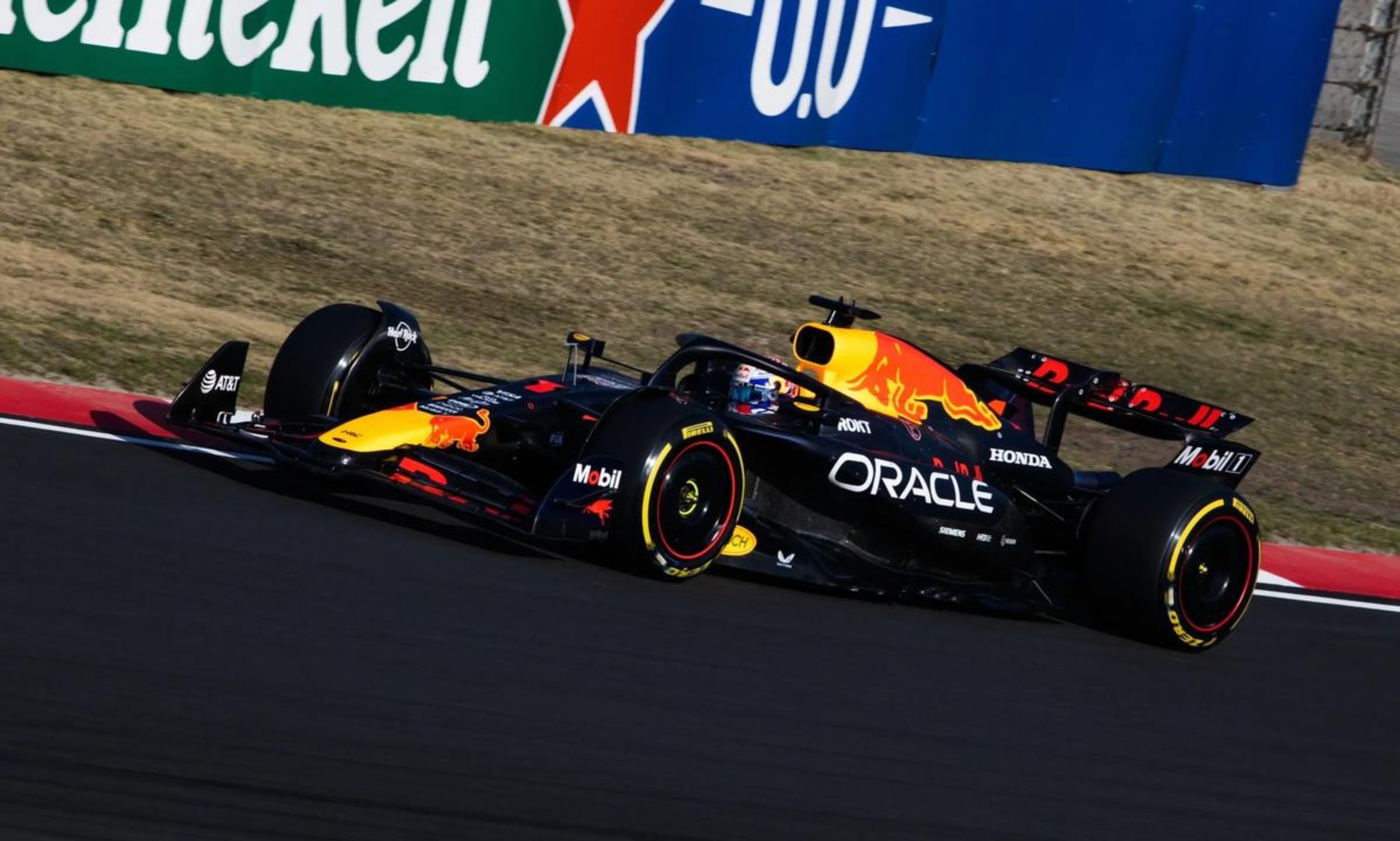 雷诺车队险胜红牛车队，维斯塔潘扛起全队