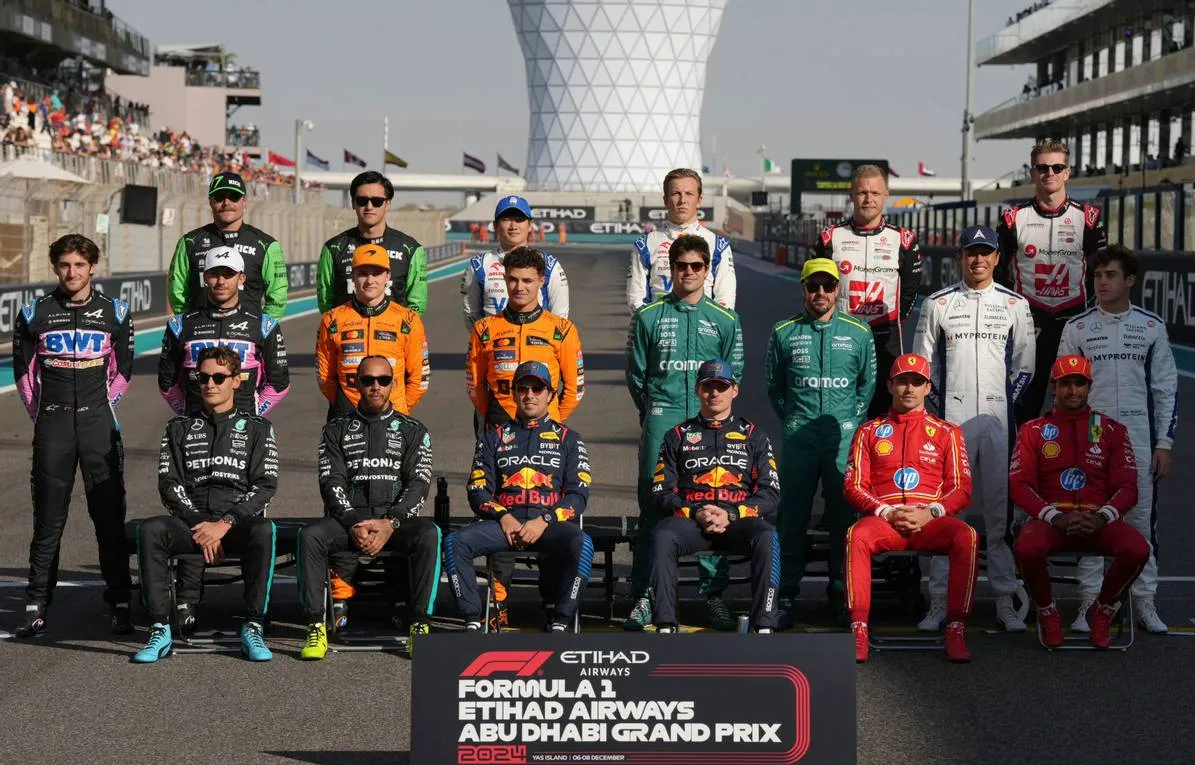 迈凯伦鏖战威廉姆斯,周冠宇点燃赛场 迈凯伦鏖战威廉姆斯,周冠宇点燃赛场