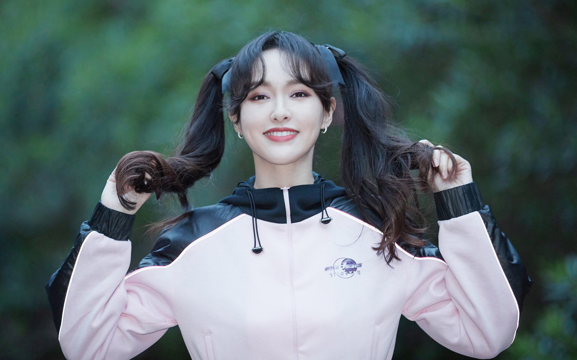 赛道轰鸣与球馆怒吼，速度与力量的极限美学